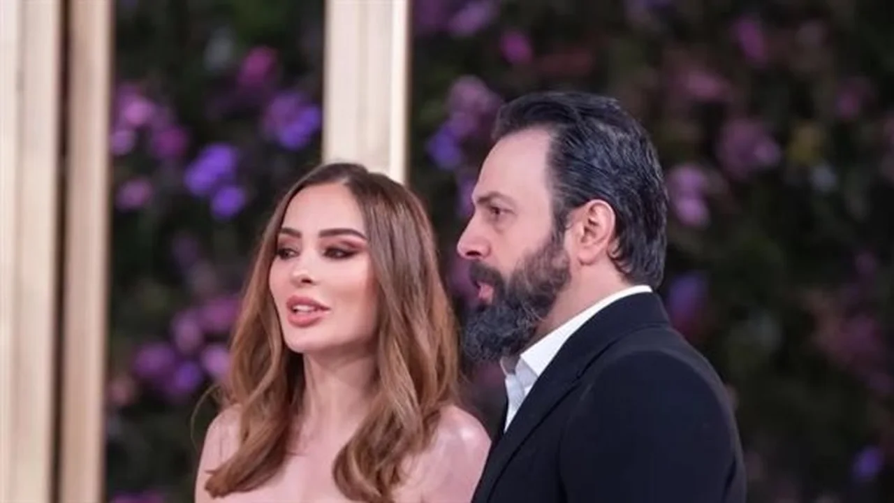 لقطة عفوية.. سقوط وفاء الكيلاني وتصدرها حديث المتابعين خلال حفل عالمي